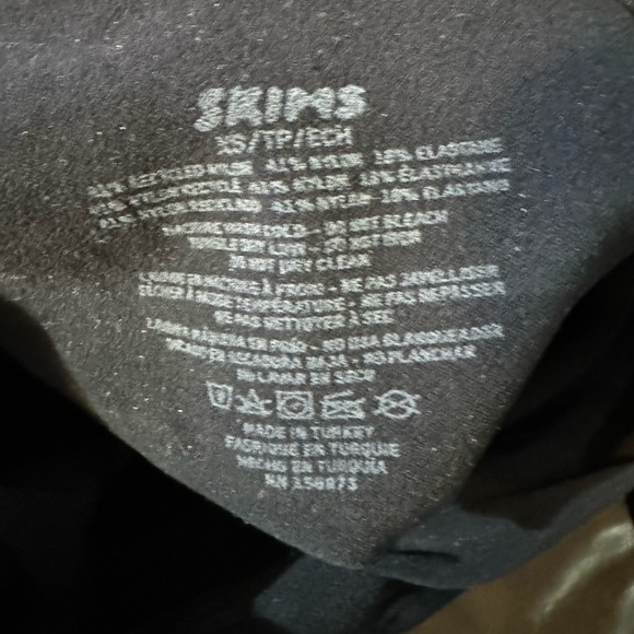 SKIMS SEAMLESS SCULPT THONG BODYSUIT - Picture 10 of 15